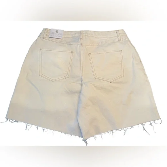 🔥NWT House of Harlow ivory distressed jean shorts. Size 27 - stylish shorts! - Picture 6 of 8